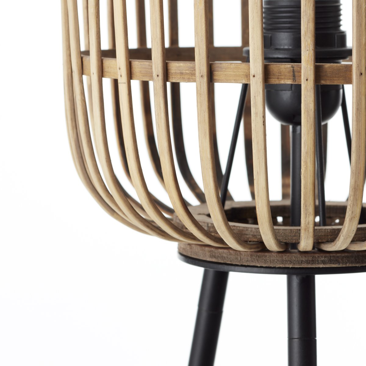 Woodrow Natuur vloerlamp Van Brilliant - De Woodrow vloerlamp past goed in de woonkamer dankzij het trendy, driepotige ontwerp, waardoor de lamp een decoratief element is.