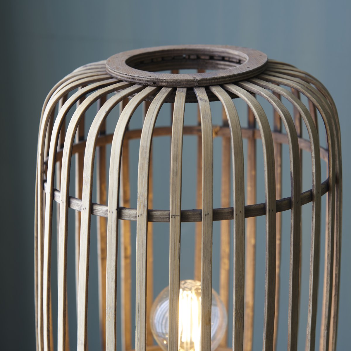 Woodrow Natuur vloerlamp Van Brilliant - De Woodrow vloerlamp past goed in de woonkamer dankzij het trendy, driepotige ontwerp, waardoor de lamp een decoratief element is.