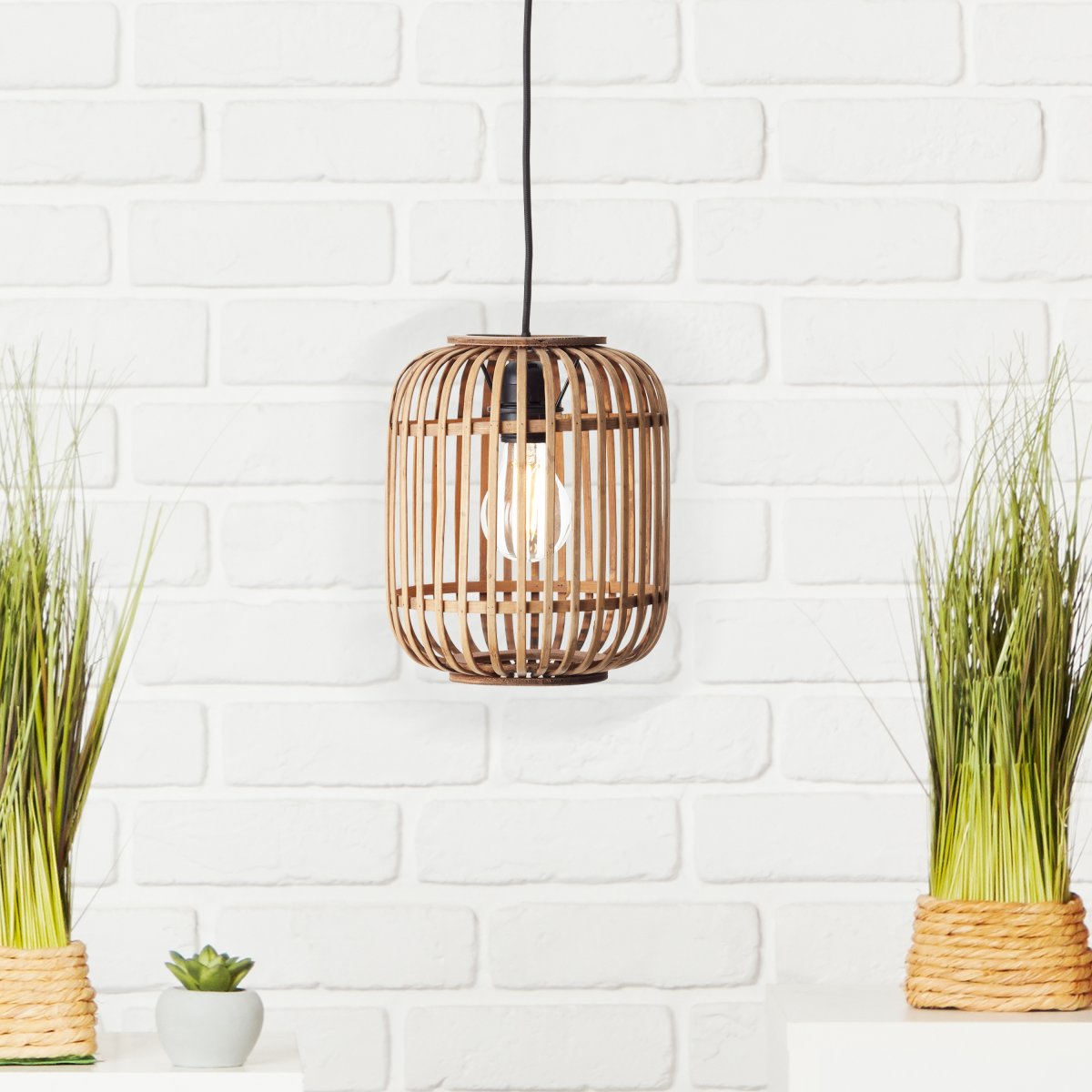Woodrow Ø22 Natuur hanglamp Van Brilliant - Deze lamp is gemaakt van hernieuwbaar en milieuvriendelijk bamboe en zorgt voor een gezellige sfeer in de kamer, of u hem nu boven de bank of de eettafel plaatst.