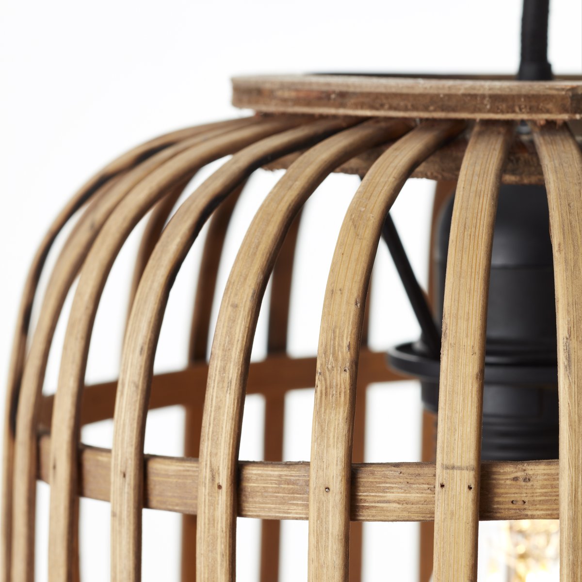 Woodrow Ø22 Natuur hanglamp Van Brilliant - Deze lamp is gemaakt van hernieuwbaar en milieuvriendelijk bamboe en zorgt voor een gezellige sfeer in de kamer, of u hem nu boven de bank of de eettafel plaatst.