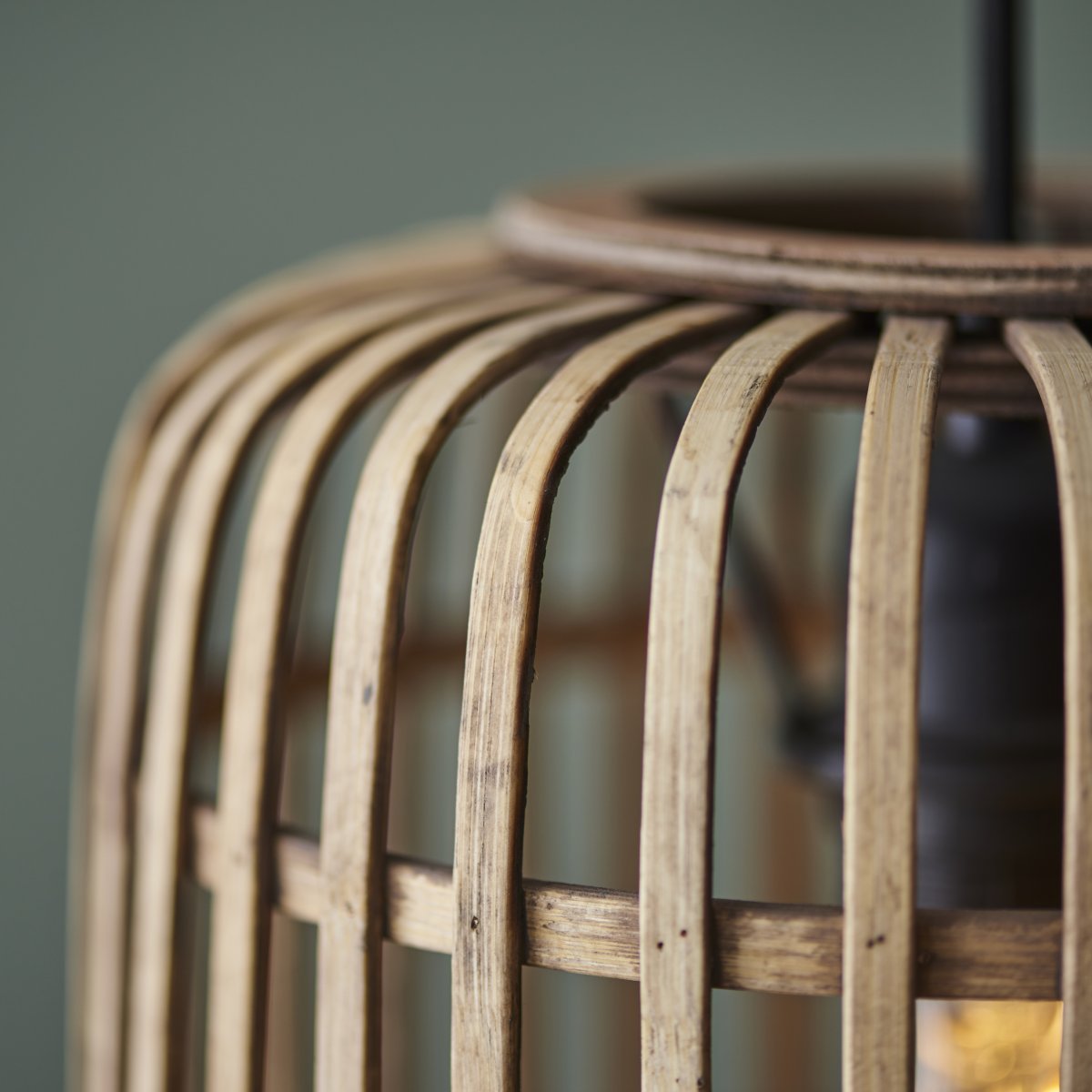 Woodrow Ø22 Natuur hanglamp Van Brilliant - Deze lamp is gemaakt van hernieuwbaar en milieuvriendelijk bamboe en zorgt voor een gezellige sfeer in de kamer, of u hem nu boven de bank of de eettafel plaatst.