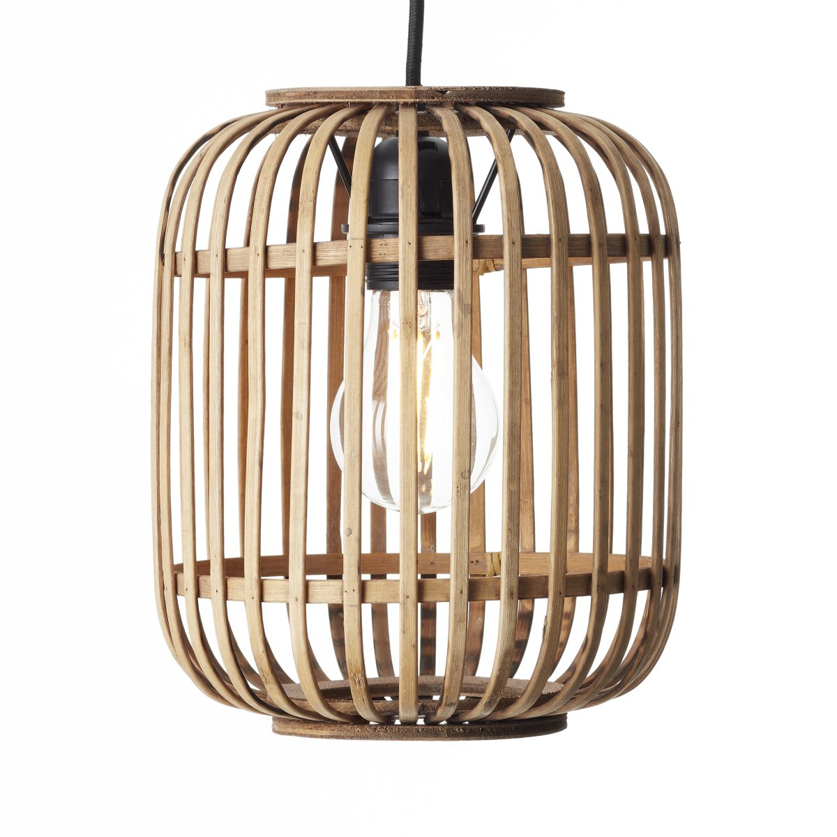 Woodrow Ø22 Natuur hanglamp Van Brilliant - Deze lamp is gemaakt van hernieuwbaar en milieuvriendelijk bamboe en zorgt voor een gezellige sfeer in de kamer, of u hem nu boven de bank of de eettafel plaatst.
