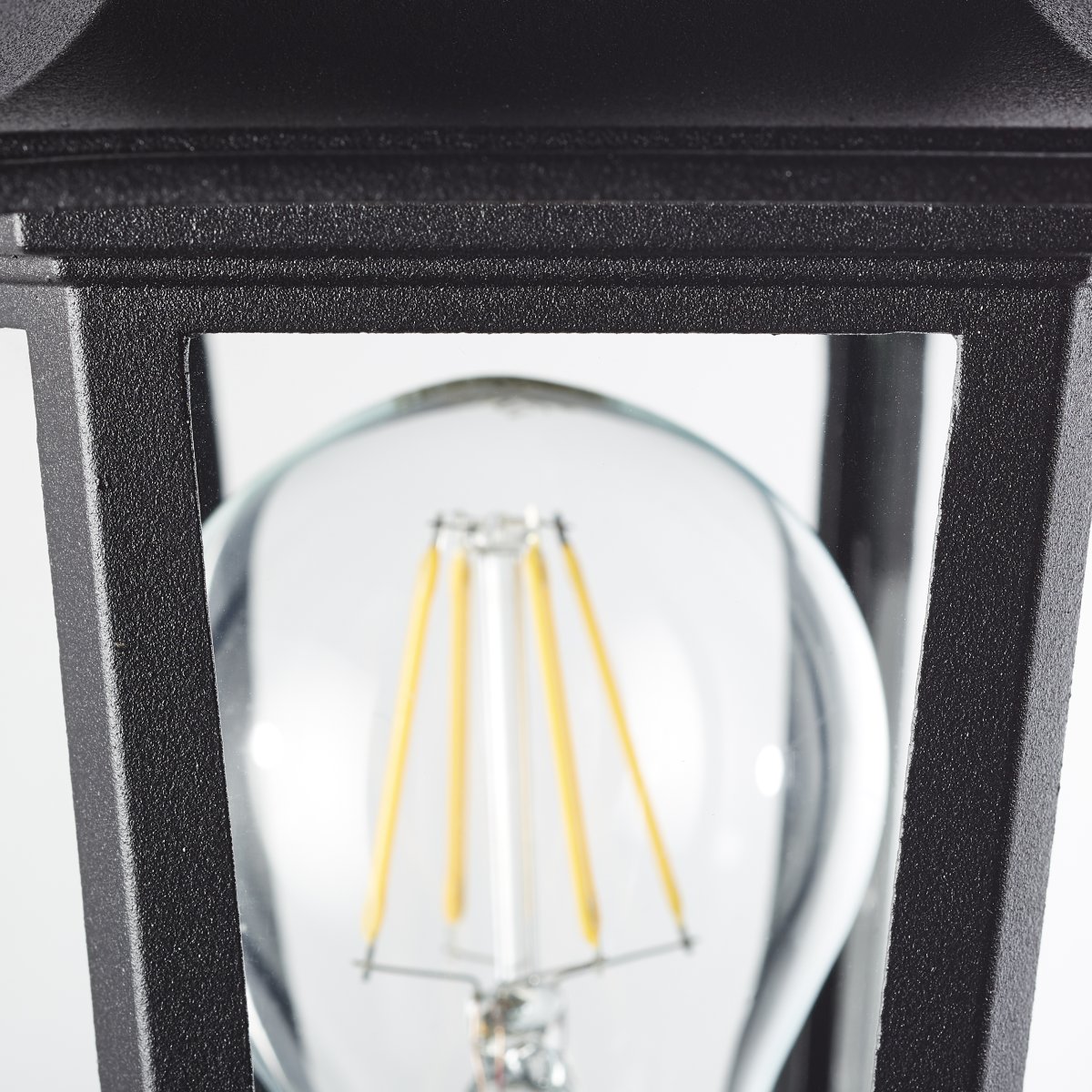 Carleen Zwart buitenlamp Van Brilliant - Dankzij de IP44-classificatie is Carleen spatwaterdicht en ideaal voor gebruik buitenshuis, zelfs onderweg.