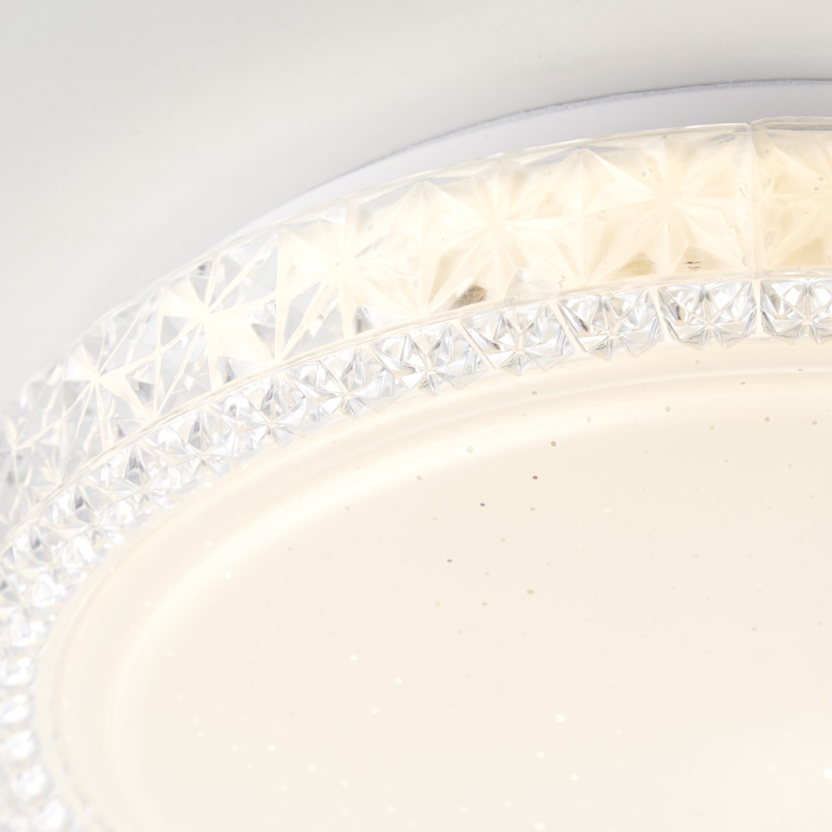 Badria Ø30 Wit plafondlamp Van Brilliant - Het sterrenhemeleffect van de lamp met kleine transparante stippen in de kap creëert een sprankelende, gezellige sfeer en is daarom bijzonder geschikt voor slaapkamers en kinderkamers.