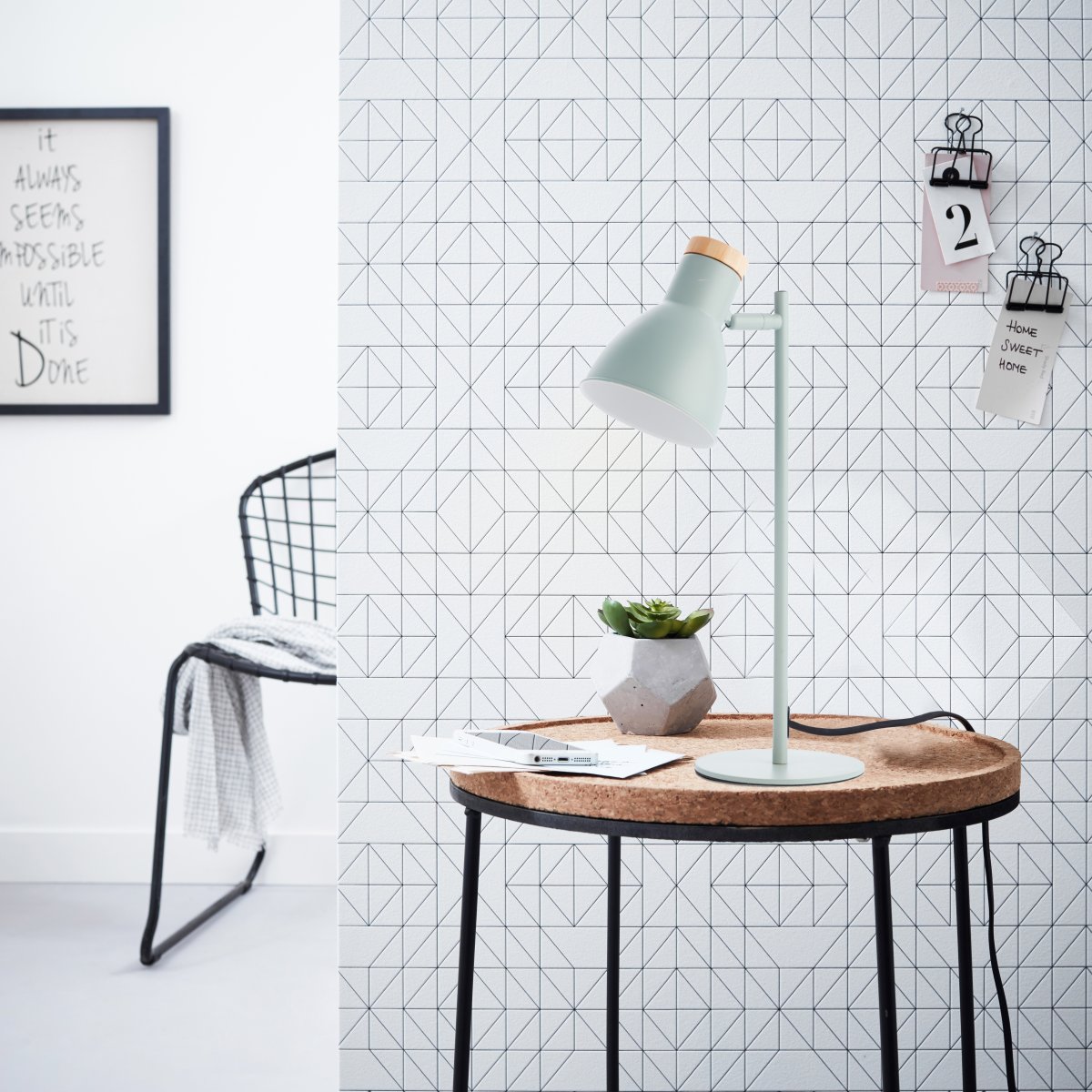 Venea 44cm Matgroen bureaulamp Van Brilliant - De matte groene kleur van de lamp en de houten elementen zorgen voor een natuurlijke en lichte uitstraling.