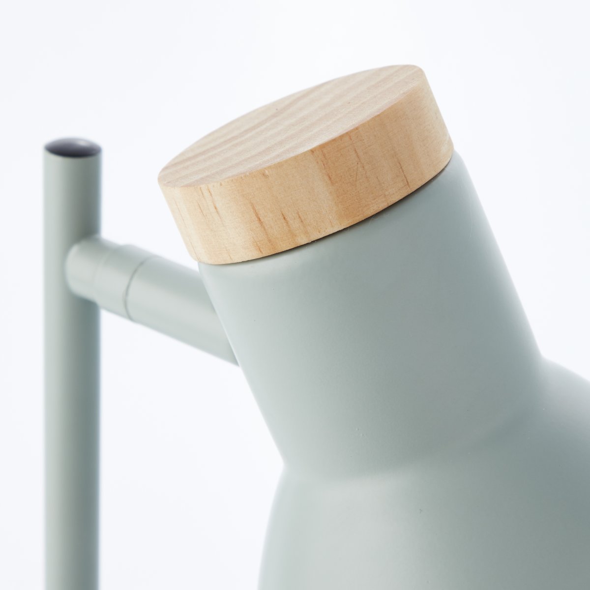 Venea 44cm Matgroen bureaulamp Van Brilliant - De matte groene kleur van de lamp en de houten elementen zorgen voor een natuurlijke en lichte uitstraling.