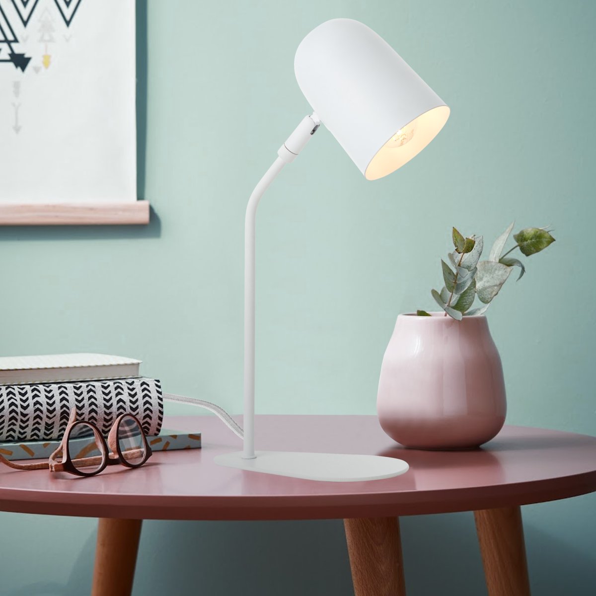 Tong 38cm Mat wit bureaulamp Van Brilliant - Dankzij de draaibare kop kunt u de richting van het licht eenvoudig aanpassen om grotere of schuine oppervlakken te drogen, zodat er geen donkere hoeken ontstaan.
