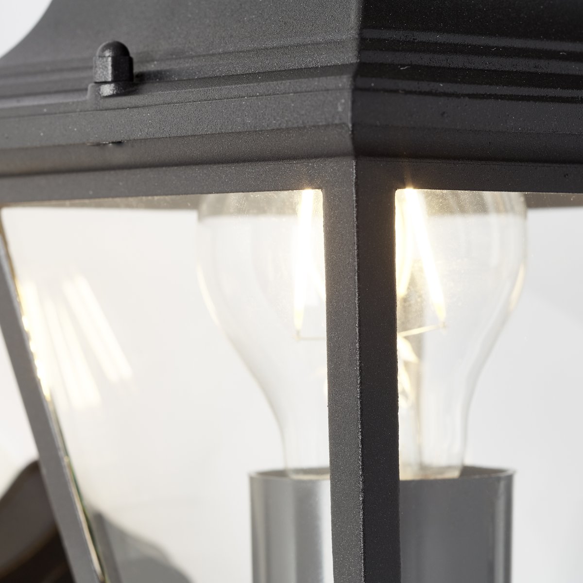Nissie Zwart buitenlamp Van Brilliant - Deze elegante wandlamp voor buiten zorgt voor praktische verlichting en vormt een decoratief detail bij uw voordeur.