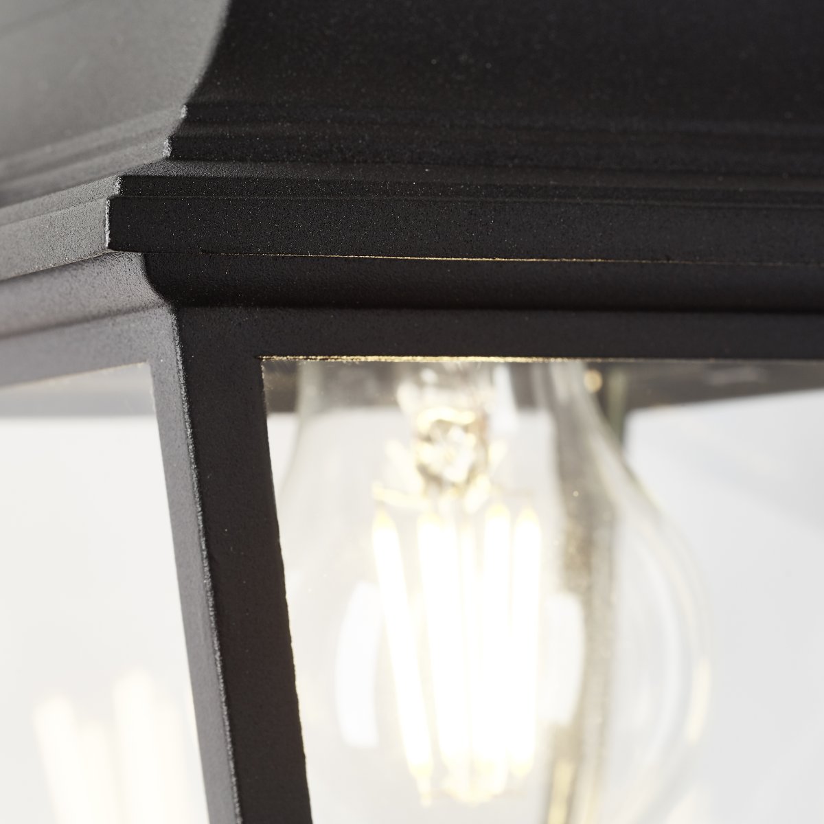 Nissie Zwart buitenlamp Van Brilliant - Deze elegante wandlamp voor buiten zorgt voor praktische verlichting en vormt een decoratief detail bij uw voordeur.