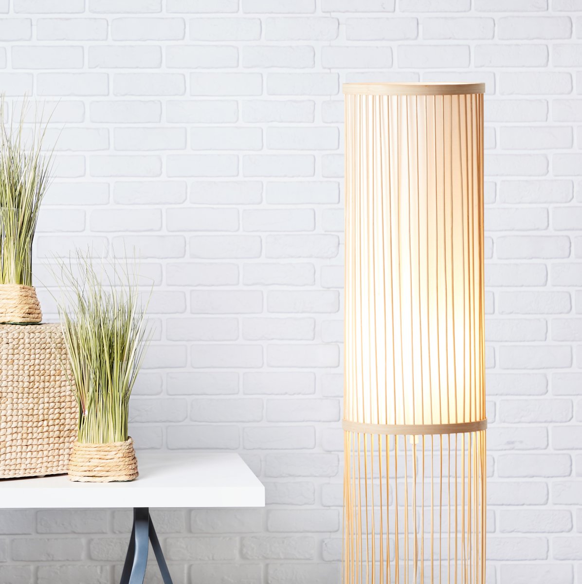 Nori Natuur vloerlamp Van Brilliant - Gemaakt van milieuvriendelijk bamboe en elegant textiel, creëert het een uitnodigende en harmonieuze sfeer.