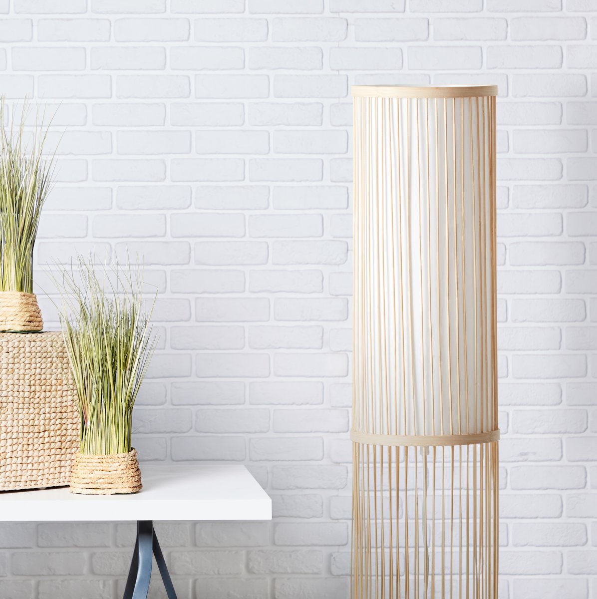 Nori Natuur vloerlamp Van Brilliant - Gemaakt van milieuvriendelijk bamboe en elegant textiel, creëert het een uitnodigende en harmonieuze sfeer.