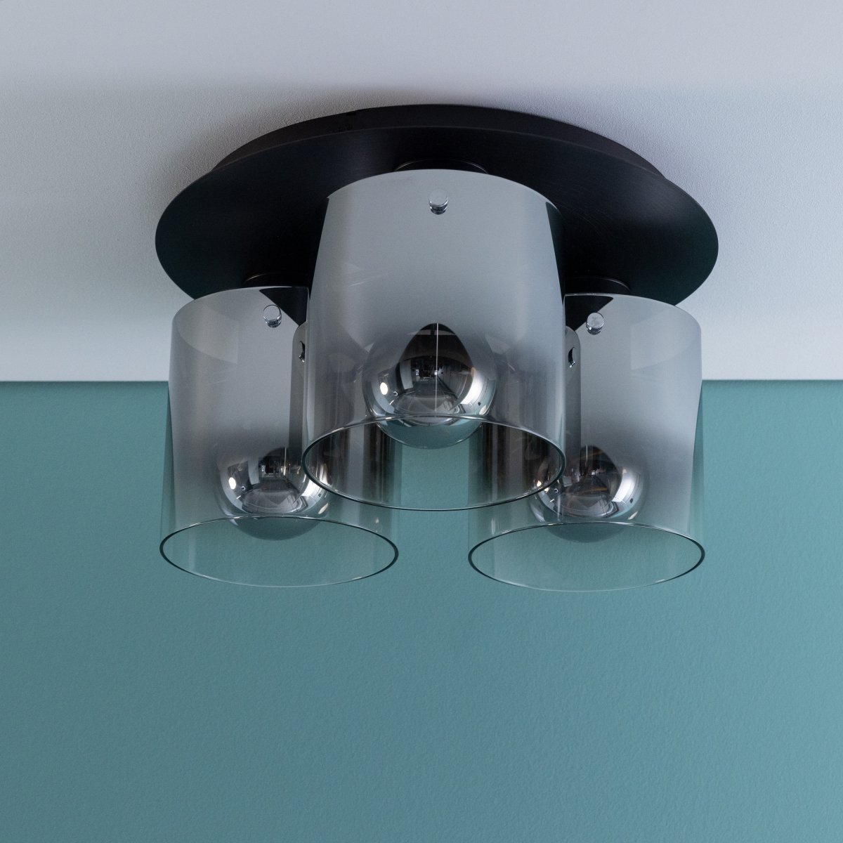 Beth Ø35 Rookkleurig plafondlamp Van Brilliant - De Beth plafondlamp met drie lichtbronnen overtuigt door de harmonieuze combinatie van uiterlijk en functie.