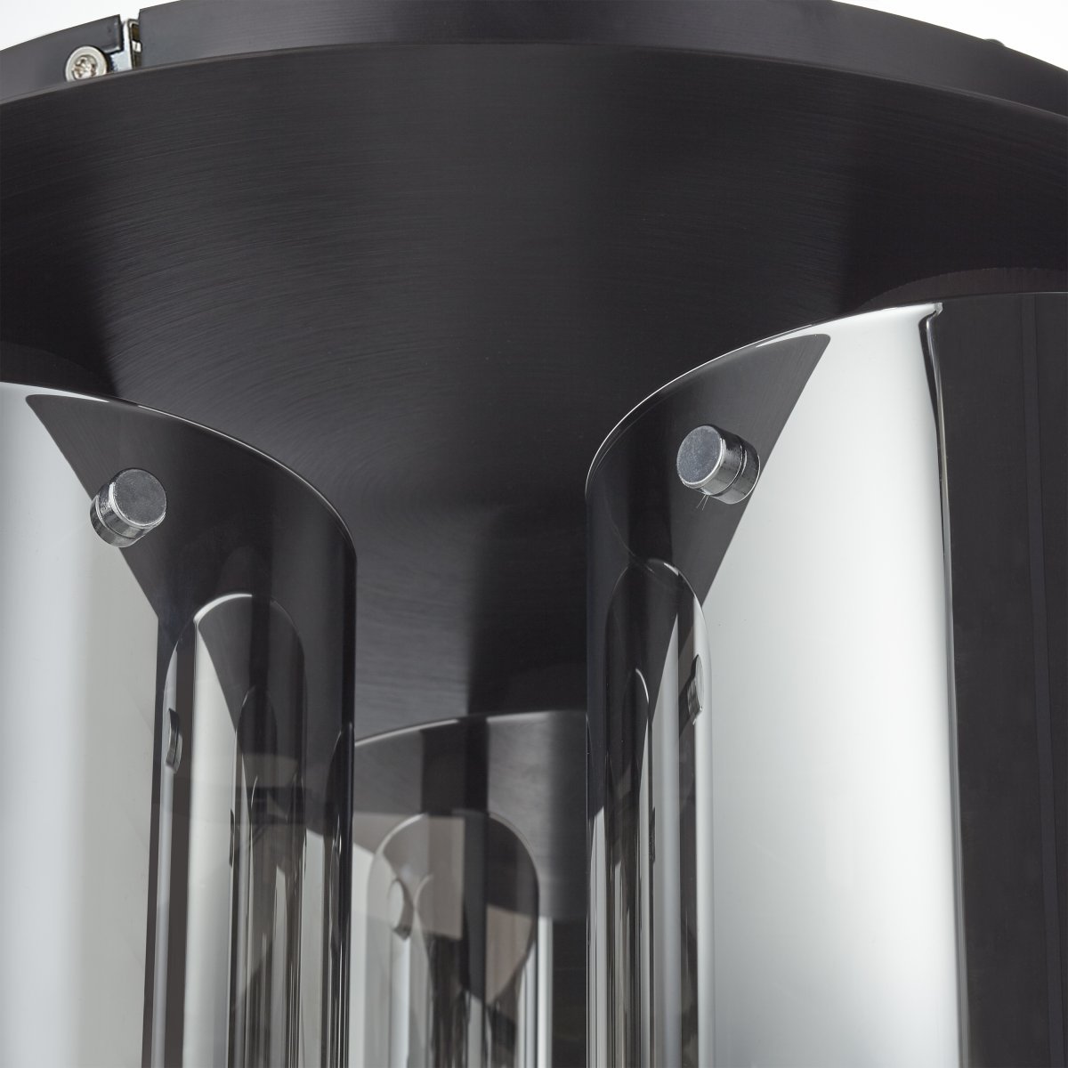 Beth Ø35 Rookkleurig plafondlamp Van Brilliant - De Beth plafondlamp met drie lichtbronnen overtuigt door de harmonieuze combinatie van uiterlijk en functie.