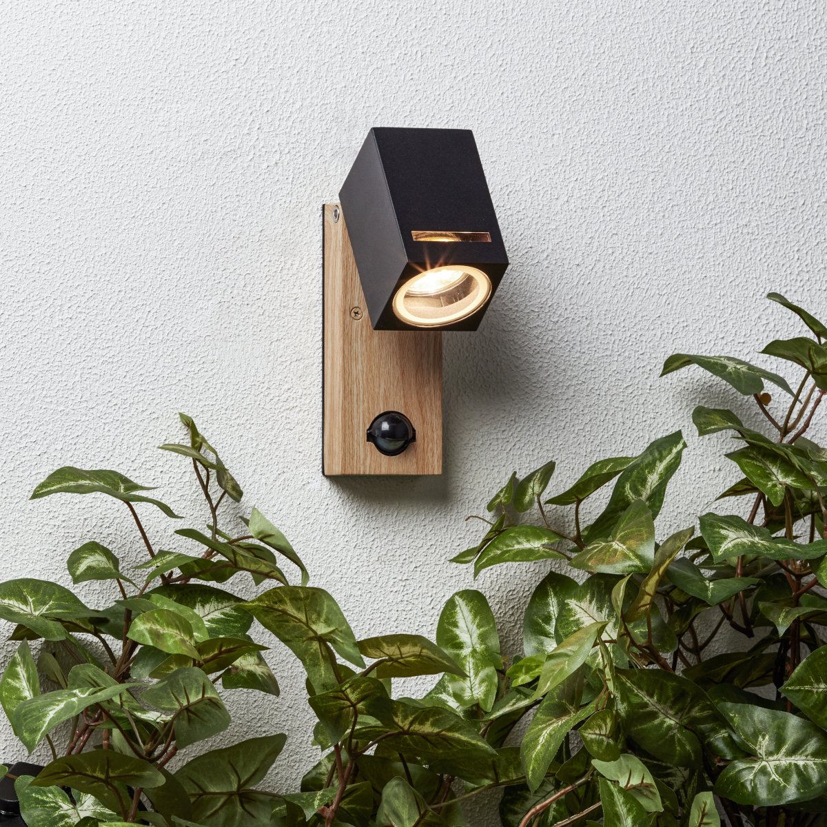 Galeni Natuur buitenlamp Van Brilliant - Het beschikt over een verstelbare spot en een ingebouwde bewegingssensor waarvan de gevoeligheid, het licht en de tijd kunnen worden aangepast, waardoor het zowel functioneel als praktisch is.