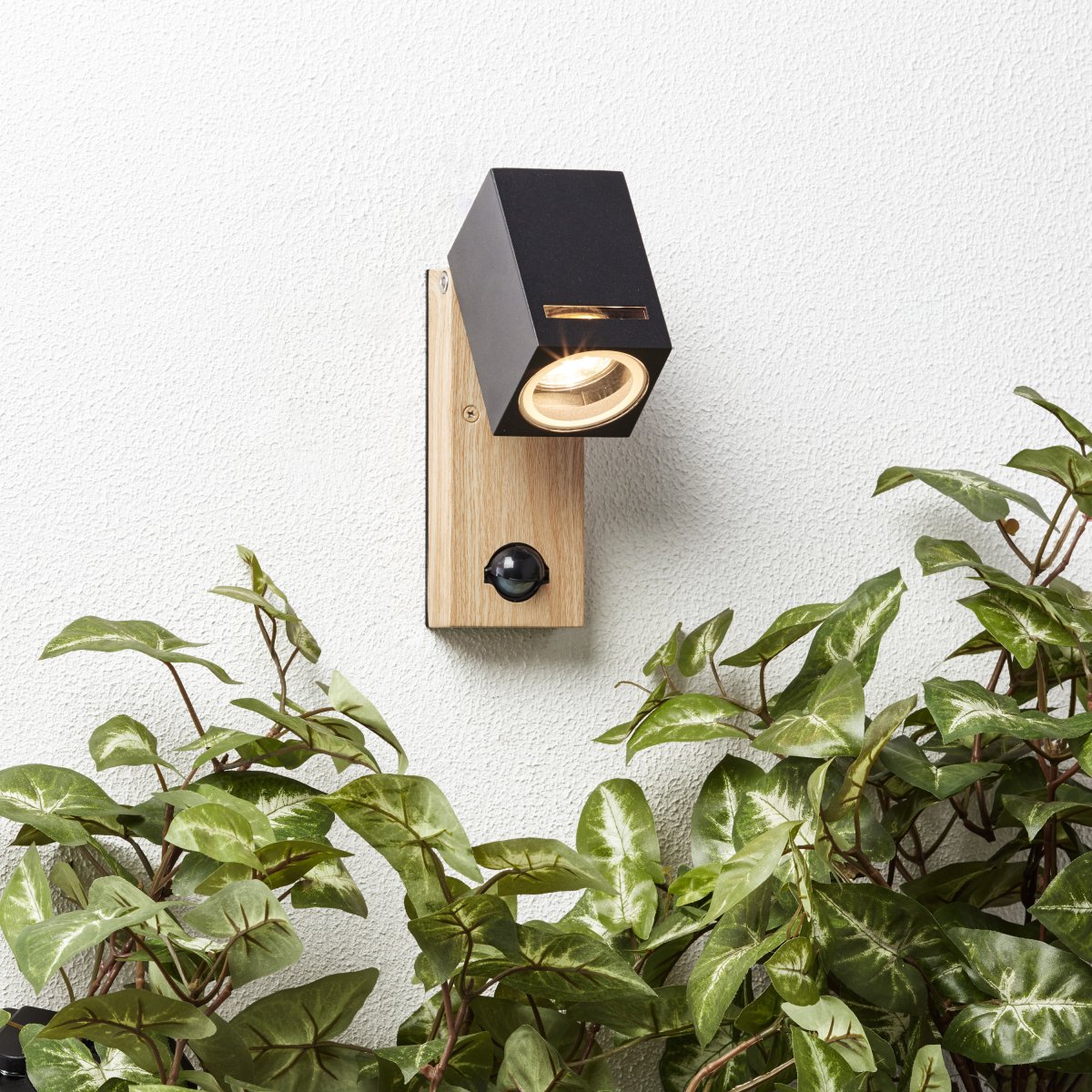 Galeni Natuur buitenlamp Van Brilliant - Het beschikt over een verstelbare spot en een ingebouwde bewegingssensor waarvan de gevoeligheid, het licht en de tijd kunnen worden aangepast, waardoor het zowel functioneel als praktisch is.