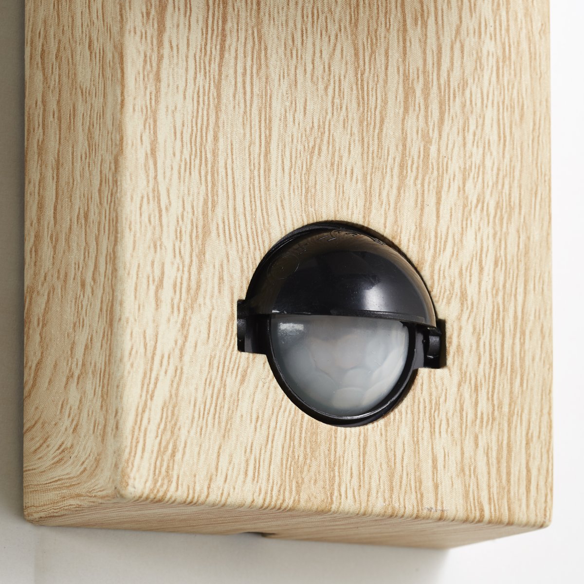 Galeni Natuur buitenlamp Van Brilliant - Het beschikt over een verstelbare spot en een ingebouwde bewegingssensor waarvan de gevoeligheid, het licht en de tijd kunnen worden aangepast, waardoor het zowel functioneel als praktisch is.