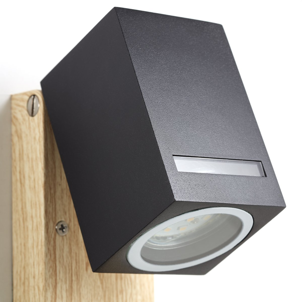 Galeni Natuur buitenlamp Van Brilliant - Het beschikt over een verstelbare spot en een ingebouwde bewegingssensor waarvan de gevoeligheid, het licht en de tijd kunnen worden aangepast, waardoor het zowel functioneel als praktisch is.
