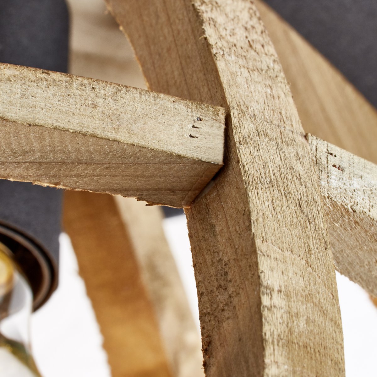 Matrix Nature Ø25 Hout plafondlamp Van Brilliant - Het is gemaakt van FSC-gecertificeerd hout, wat betekent dat het materiaal afkomstig is uit verantwoord beheerde bossen.