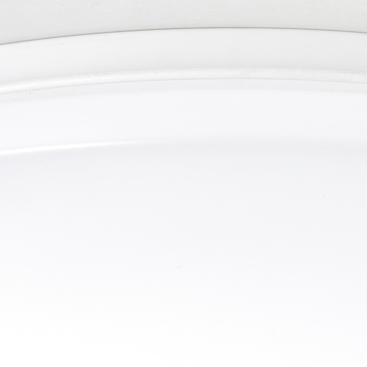 Farica Ø50 Wit plafondlamp Van Brilliant - Met de meegeleverde afstandsbediening is het licht traploos regelbaar en dankzij de CCT-technologie schakelt u eenvoudig tussen warm en koelwit licht.