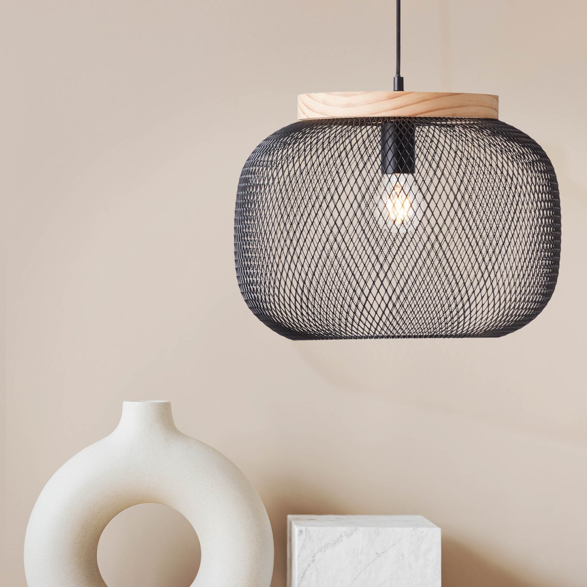 Giada Ø40 Zwart hanglamp Van Brilliant - Het heldere kleurenschema en het natuurlijke element hout zorgen voor een gevoel van lichtheid en harmonie.