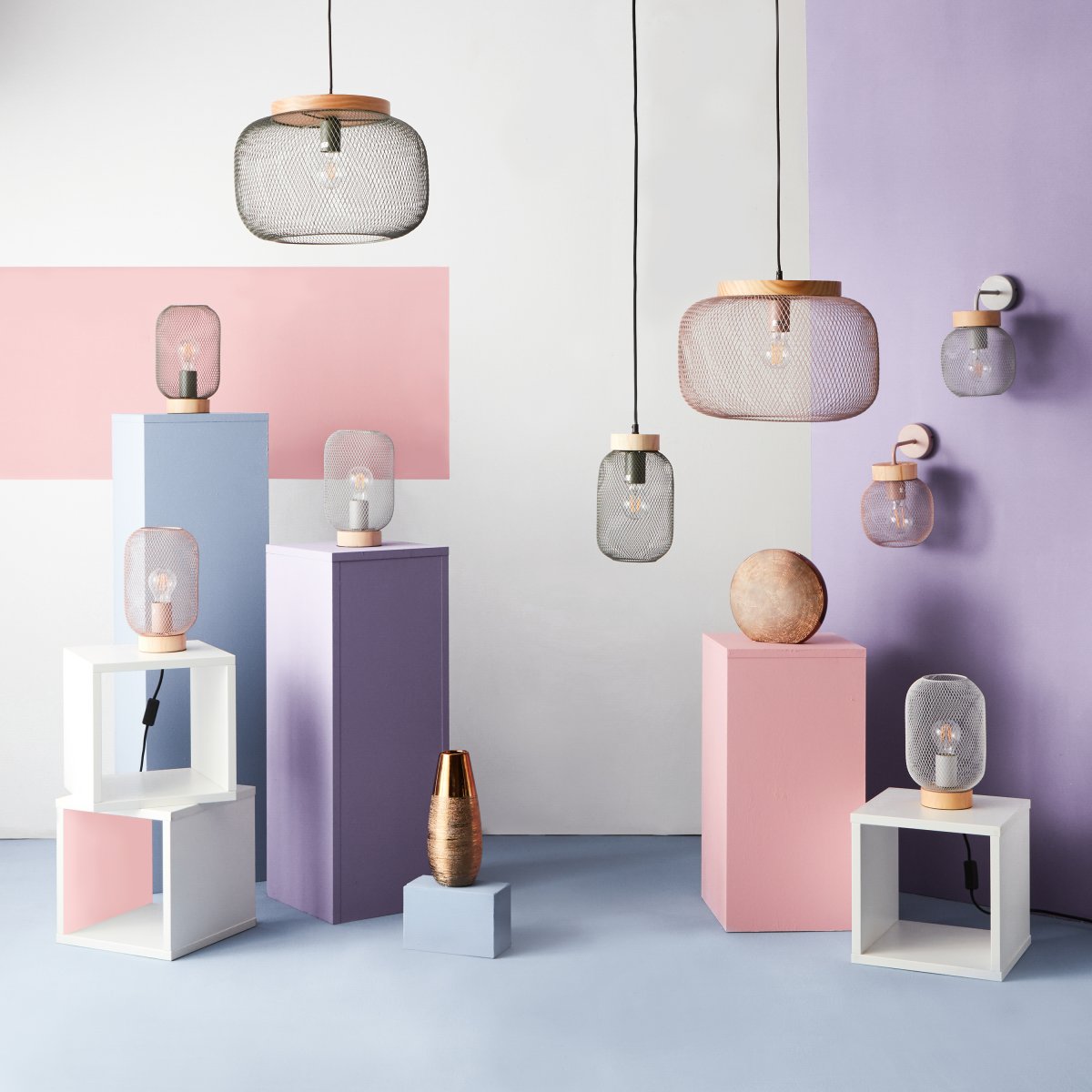 Giada Ø40 Zwart hanglamp Van Brilliant - Het heldere kleurenschema en het natuurlijke element hout zorgen voor een gevoel van lichtheid en harmonie.