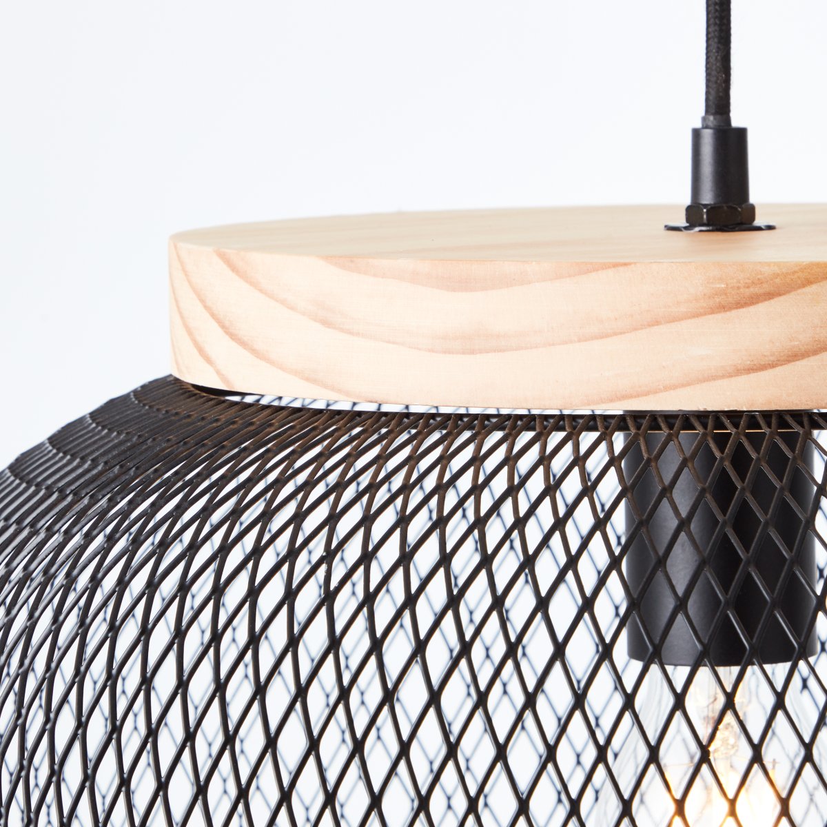 Giada Ø40 Zwart hanglamp Van Brilliant - Het heldere kleurenschema en het natuurlijke element hout zorgen voor een gevoel van lichtheid en harmonie.