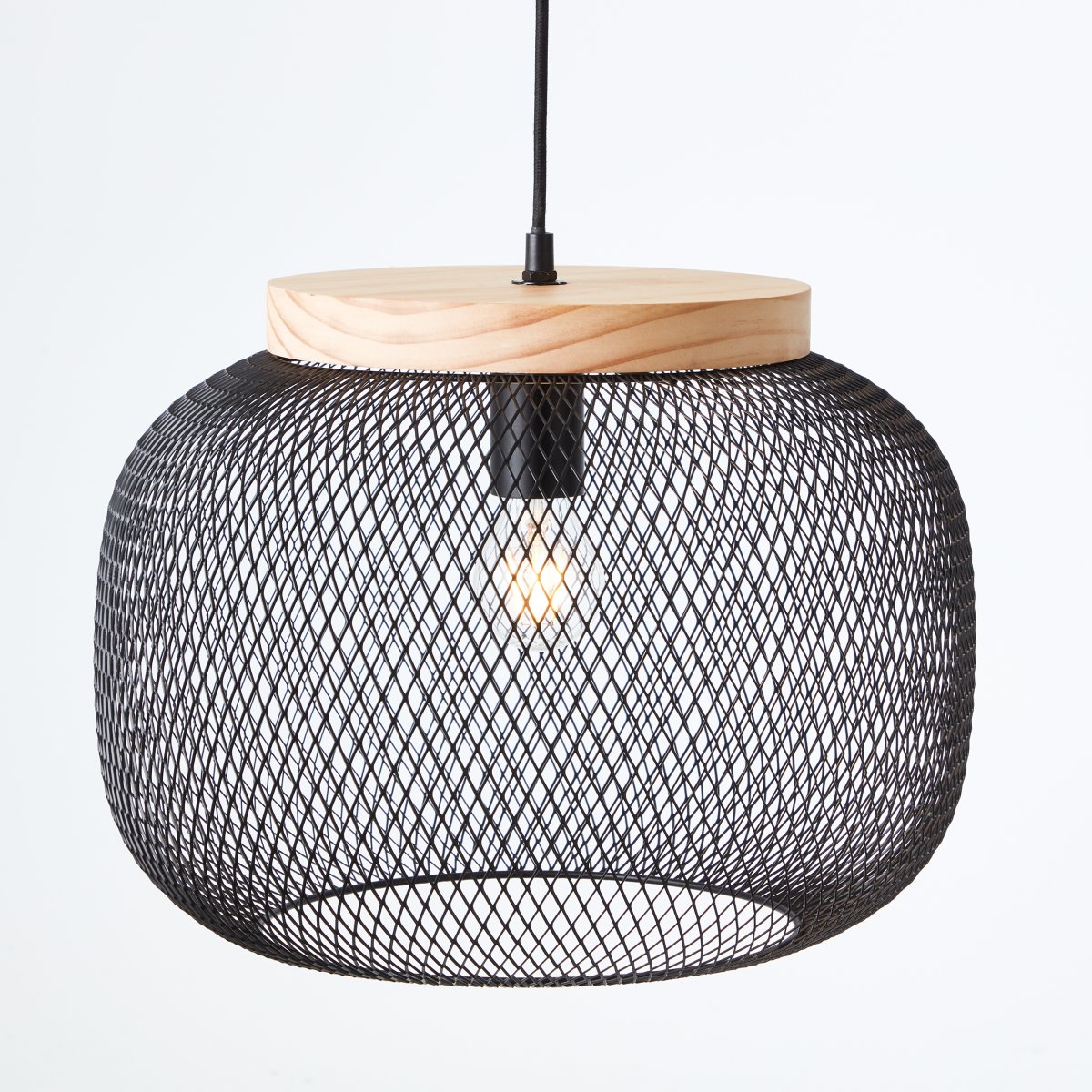 Giada Ø40 Zwart hanglamp Van Brilliant - Het heldere kleurenschema en het natuurlijke element hout zorgen voor een gevoel van lichtheid en harmonie.