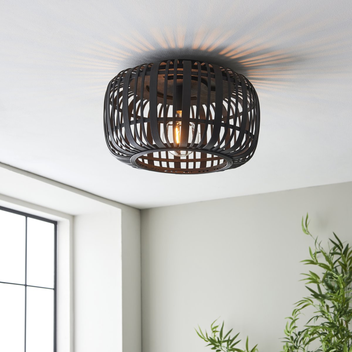 Woodrow Ø40 Donker hout plafondlamp Van Brilliant - De lamp geeft een warm en aangenaam licht en creëert een aangename sfeer in de kamer.