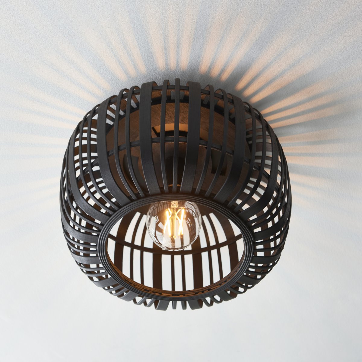 Woodrow Ø40 Donker hout plafondlamp Van Brilliant - De lamp geeft een warm en aangenaam licht en creëert een aangename sfeer in de kamer.