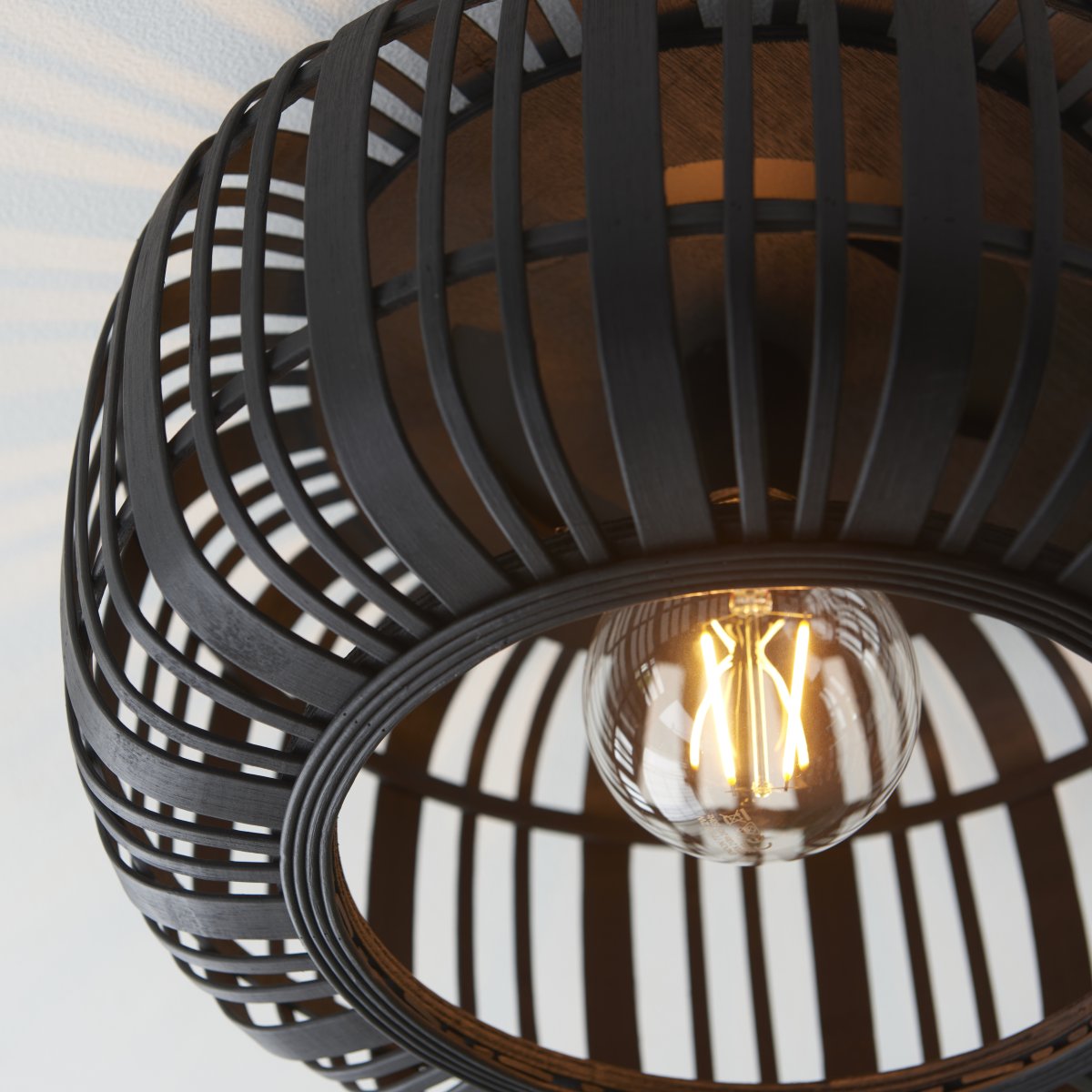 Woodrow Ø40 Donker hout plafondlamp Van Brilliant - De lamp geeft een warm en aangenaam licht en creëert een aangename sfeer in de kamer.