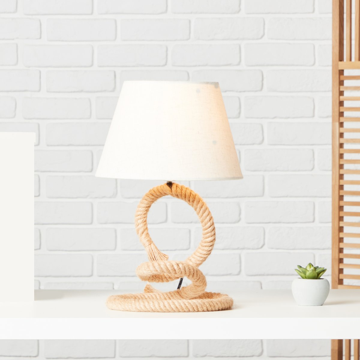 Sailor 40cm Natuur tafellamp Van Brilliant - De Sailor tafellamp is een decoratieve lamp die perfect past op het nachtkastje of als sfeerverlichting in de woonkamer.