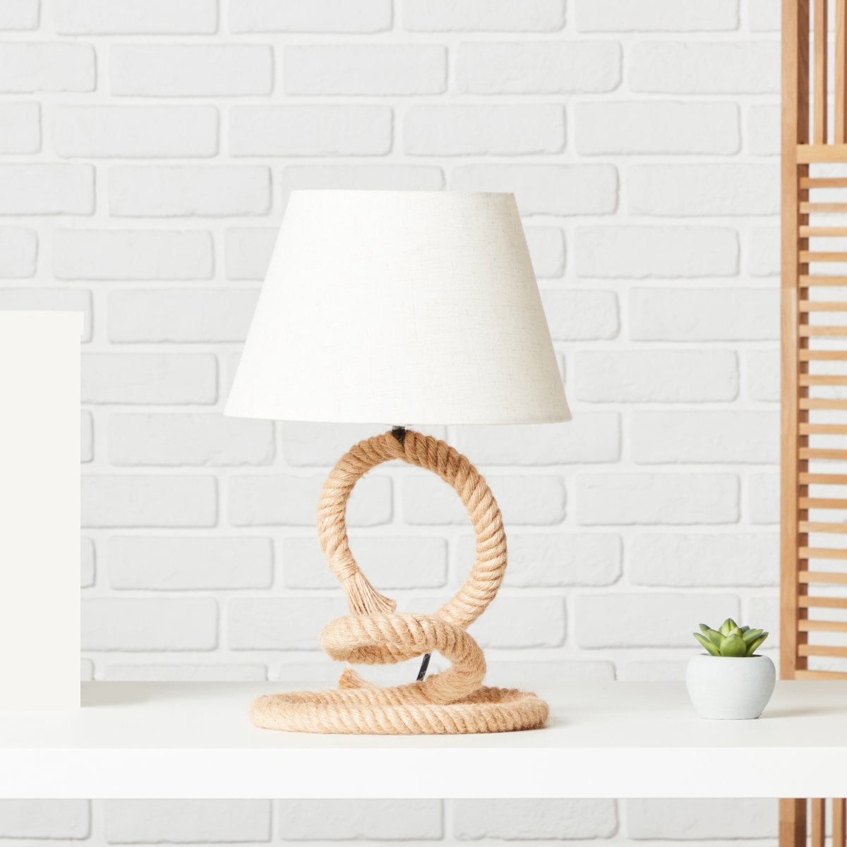 Sailor 40cm Natuur tafellamp Van Brilliant - De Sailor tafellamp is een decoratieve lamp die perfect past op het nachtkastje of als sfeerverlichting in de woonkamer.