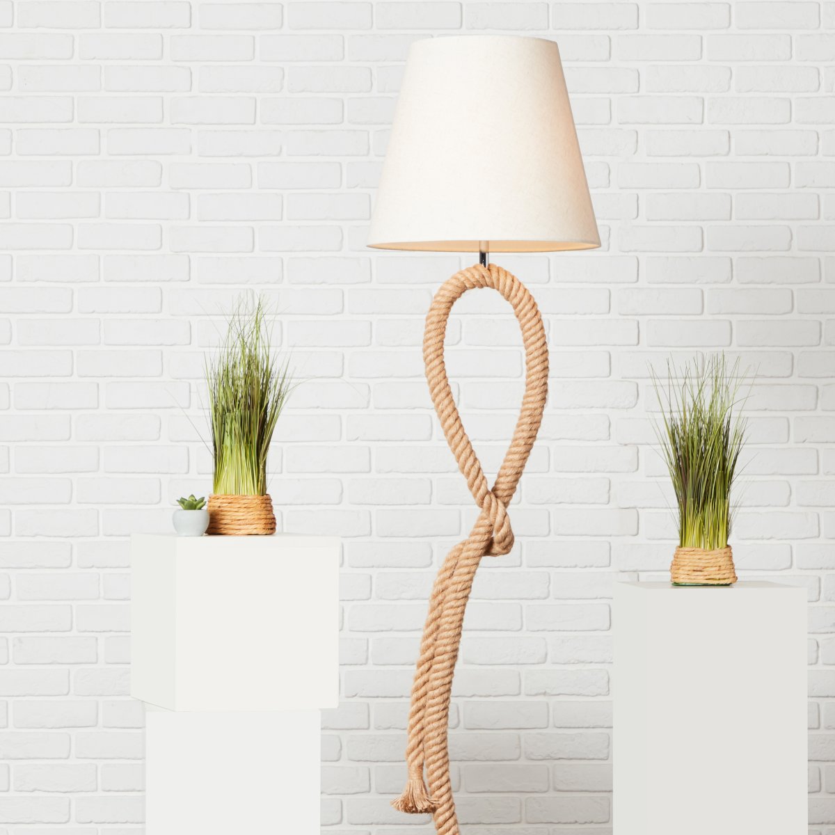 Sailor Natuur vloerlamp Van Brilliant - De Sailor vloerlamp creëert een warme en uitnodigende sfeer in woonkamers, slaapkamers of eetkamers met zijn stijlvolle en natuurlijke design.