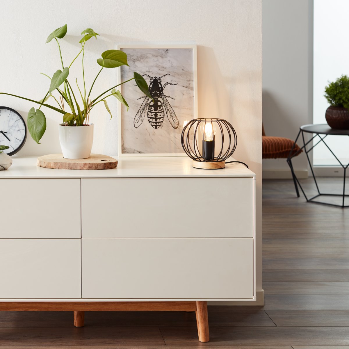 Sorana 20cm Zwart tafellamp Van Brilliant - Door het natuurlijke design en de houten details heeft de lamp een warme en uitnodigende uitstraling.