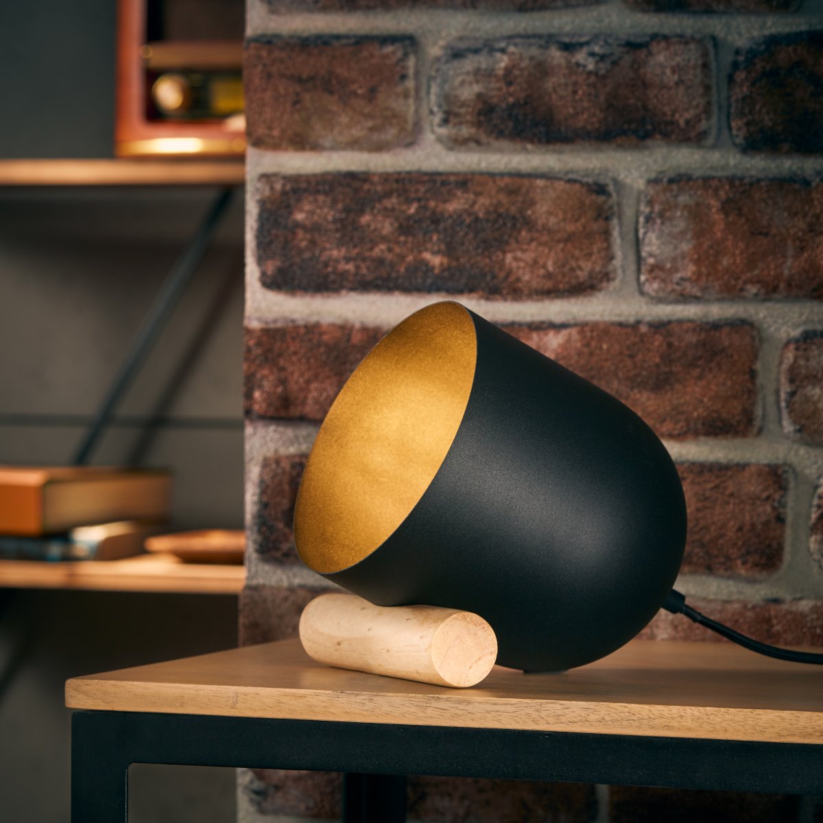 Koji 20cm Zwart tafellamp Van Brilliant - Plaats hem op een bureau, bijzettafel of plank en creëer sfeervol licht en een vleugje moderne elegantie in uw huis.