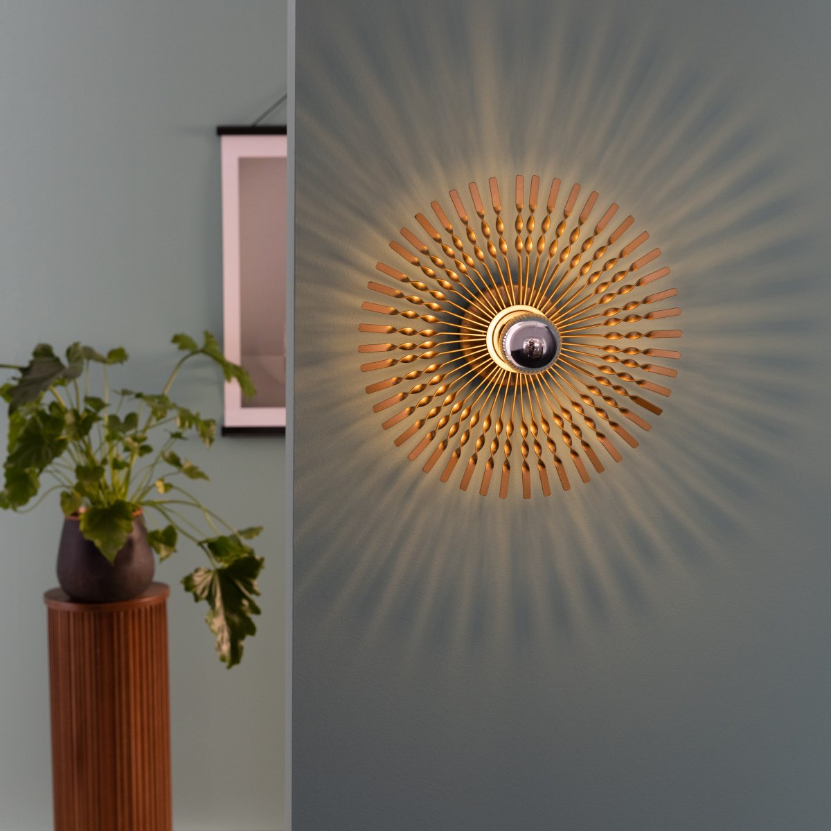 Mendoza Ø33 Goud wandlamp Van Brilliant - De exclusieve wandlamp Mendoza is een echt designelement in de vorm van een zon, die uw woning een elegante en glamoureuze toets geeft.