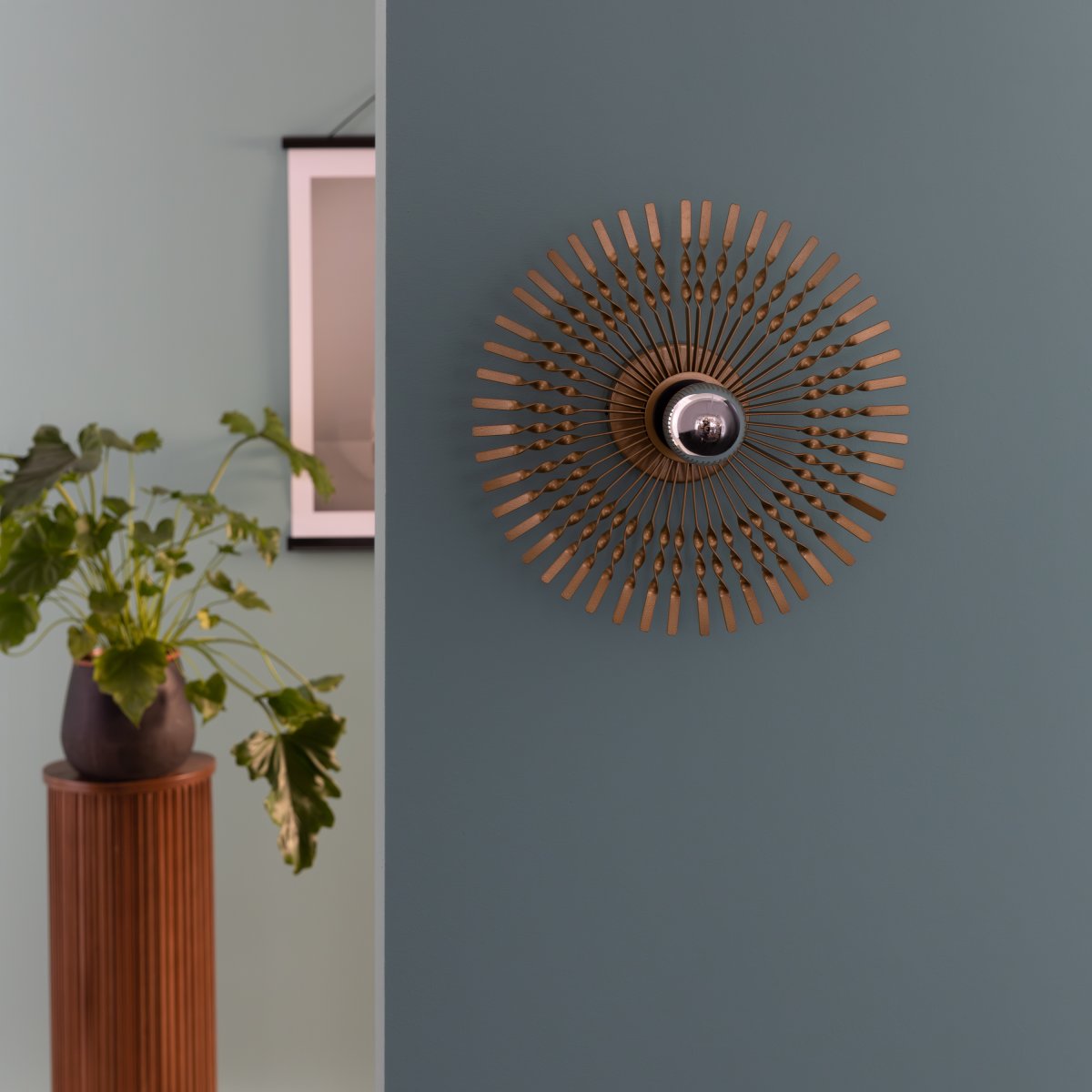 Mendoza Ø33 Goud wandlamp Van Brilliant - De exclusieve wandlamp Mendoza is een echt designelement in de vorm van een zon, die uw woning een elegante en glamoureuze toets geeft.