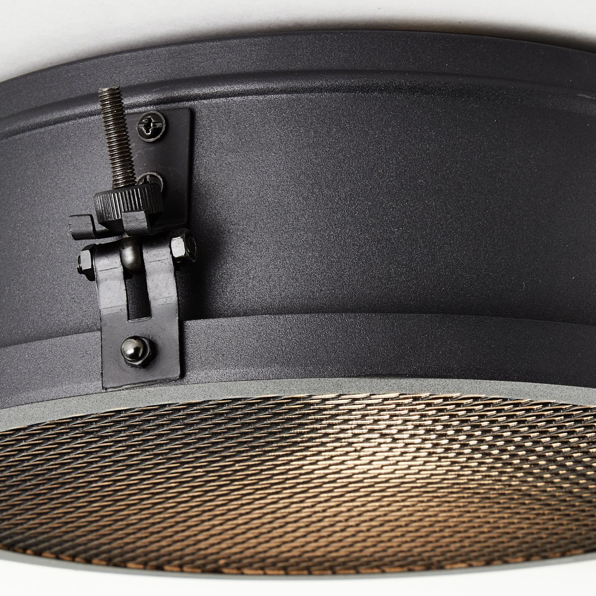 Zois Ø30 Zwart plafondlamp Van Brilliant - De Zois plafondlamp is ontworpen in een industri&euml;le stijl en cre&euml;ert een unieke sfeer in huis.