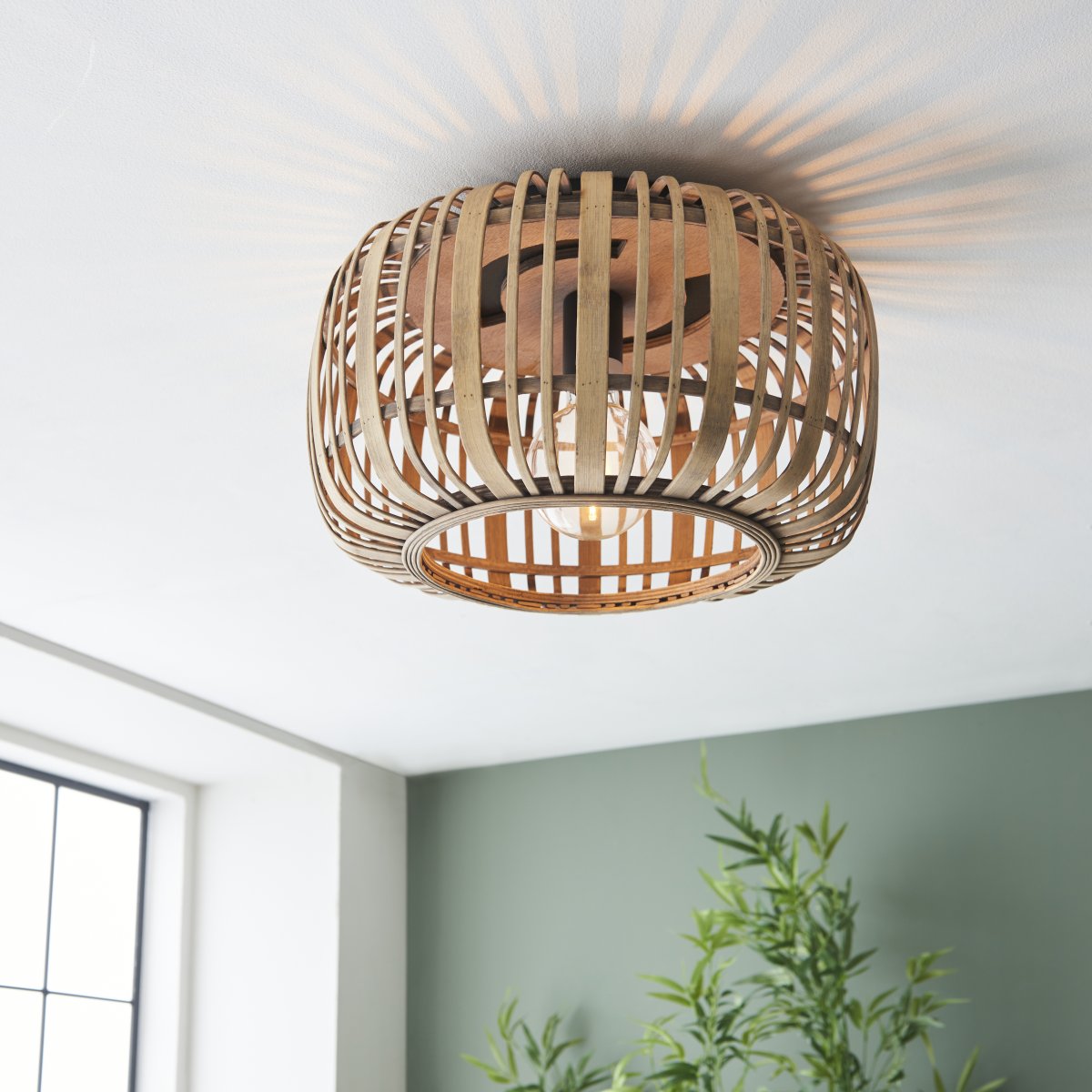 Woodrow Ø40 Natuur plafondlamp Van Brilliant - De lamp geeft een warm en aangenaam licht en cre&euml;ert een aangename sfeer in de kamer.