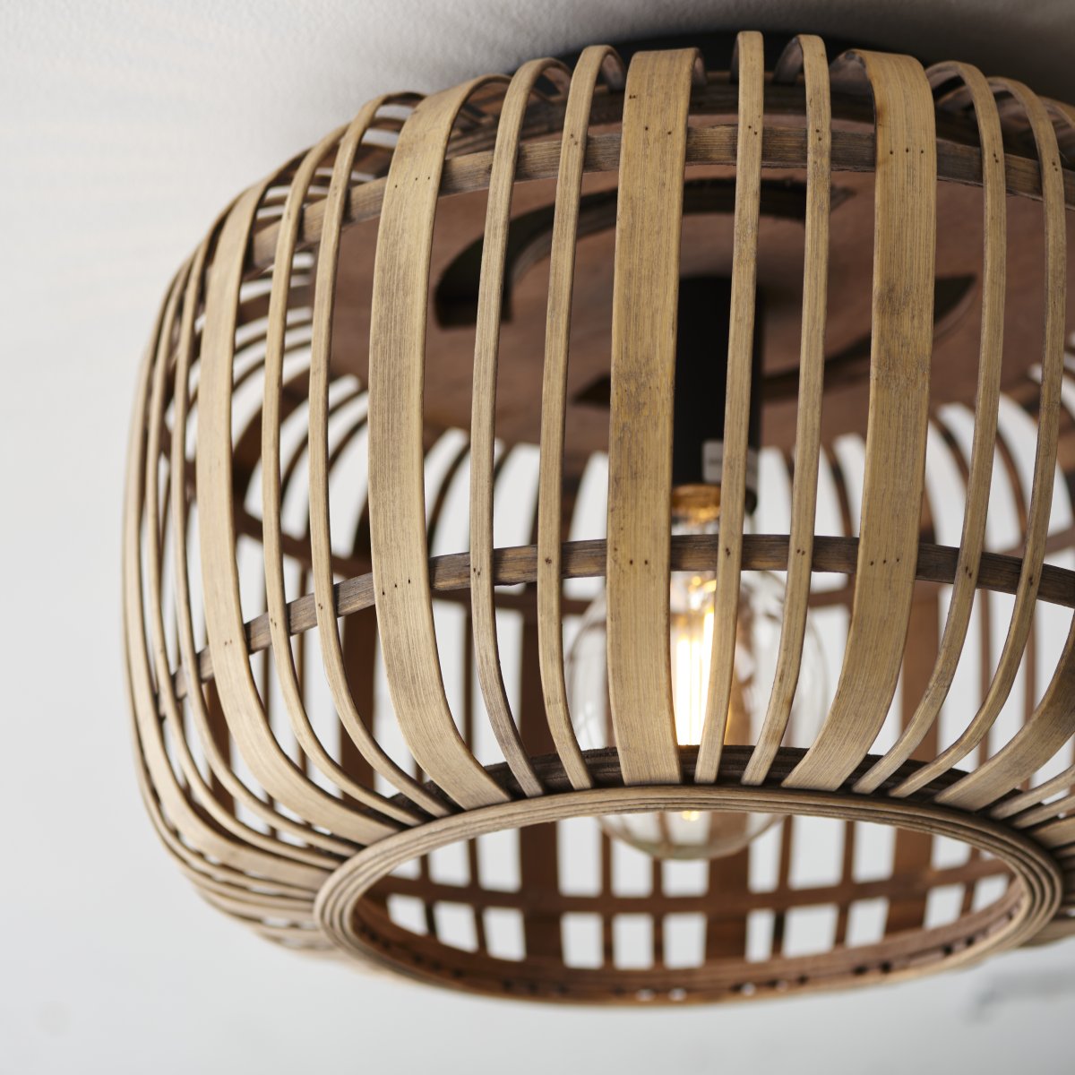 Woodrow Ø40 Natuur plafondlamp Van Brilliant - De lamp geeft een warm en aangenaam licht en cre&euml;ert een aangename sfeer in de kamer.