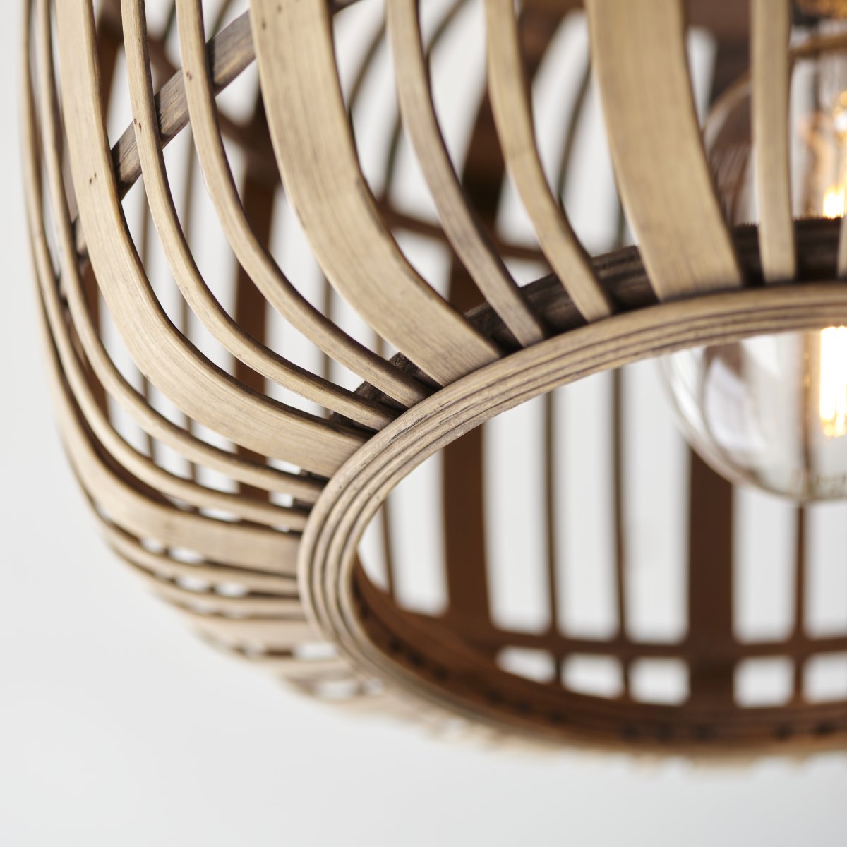 Woodrow Ø40 Natuur plafondlamp Van Brilliant - De lamp geeft een warm en aangenaam licht en cre&euml;ert een aangename sfeer in de kamer.