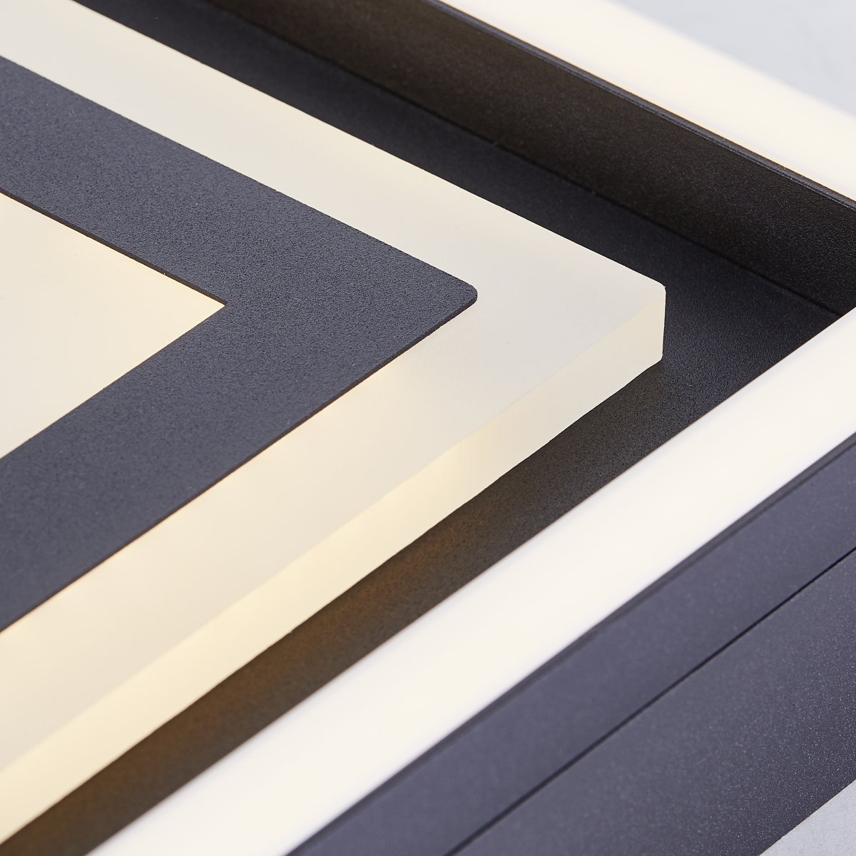 Metis 40cm Zwart plafondlamp Van Brilliant - Metis is bovendien voorzien van een ingebouwde 3-staps dimmer, waardoor u de lichtsterkte eenvoudig kunt aanpassen via een standaard wandschakelaar, zonder dat u hiervoor extra accessoires nodig hebt.