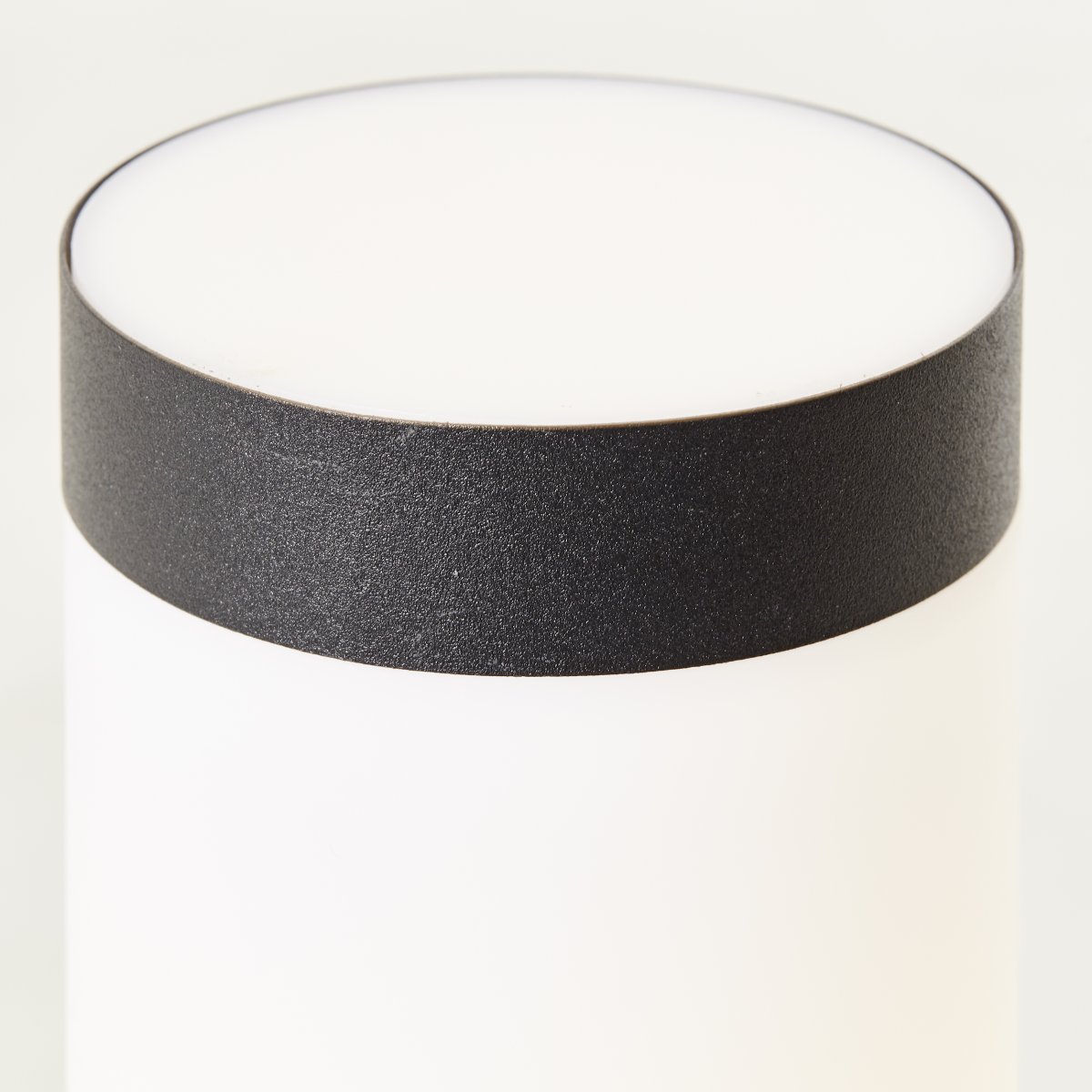 Dody 45cm Zwart lichtpaaltjes Van Brilliant - De kleinere Dody-paal is geschikt voor gebruik op kleine muren, terrassen of in buitenruimtes waar al een basis aanwezig is.