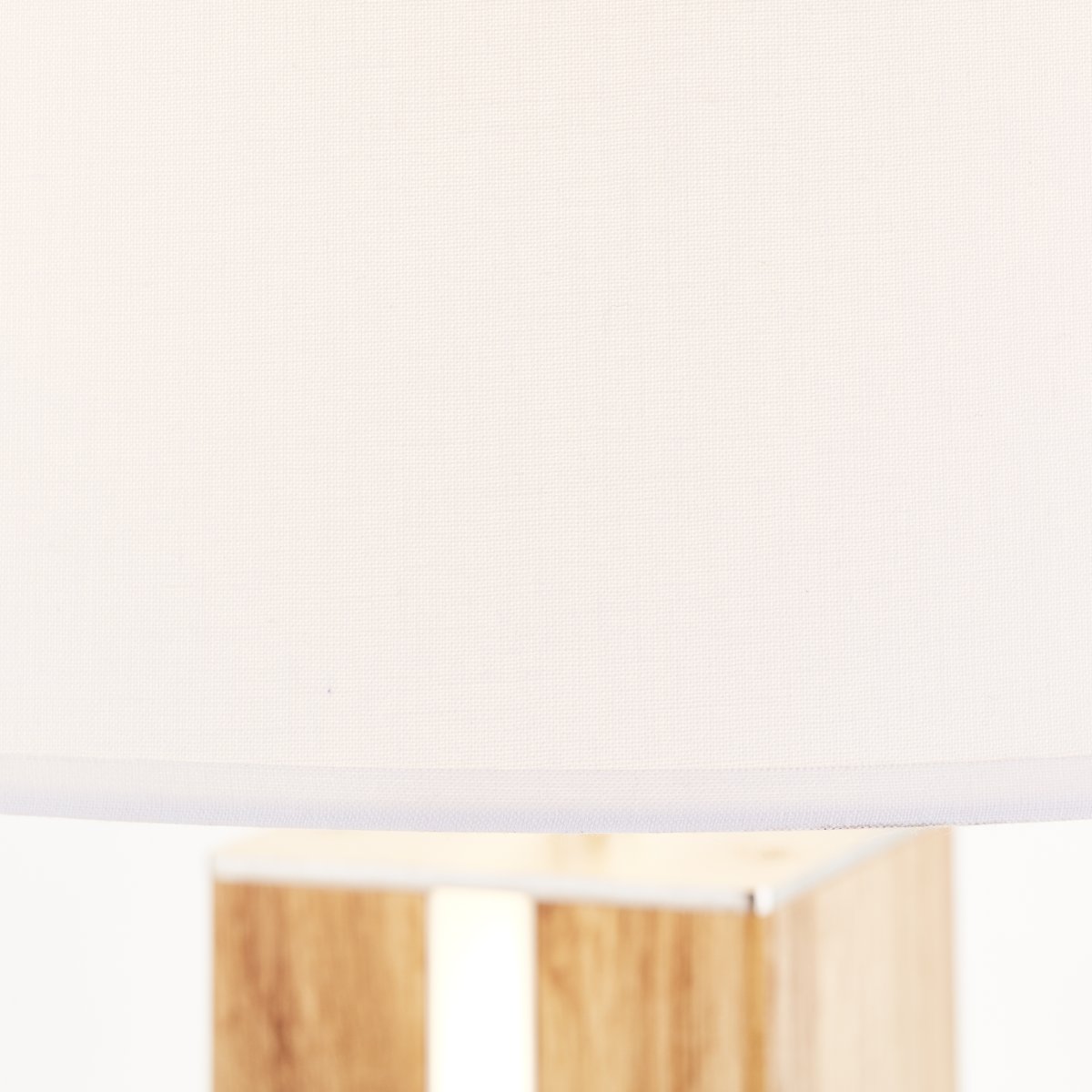 Magnus 55cm Licht hout tafellamp Van Brilliant - De Magnus tafellamp combineert functionaliteit en stijl met zijn houten poot en ingebouwde, dimbare LED-verlichting met warmwit licht.