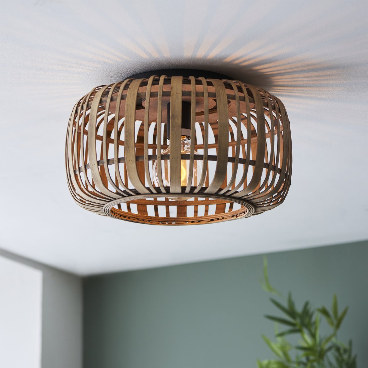 Woodrow Ø32 Natuur plafondlamp Van Brilliant - De lamp geeft een warm en aangenaam licht en creëert een aangename sfeer in de kamer.