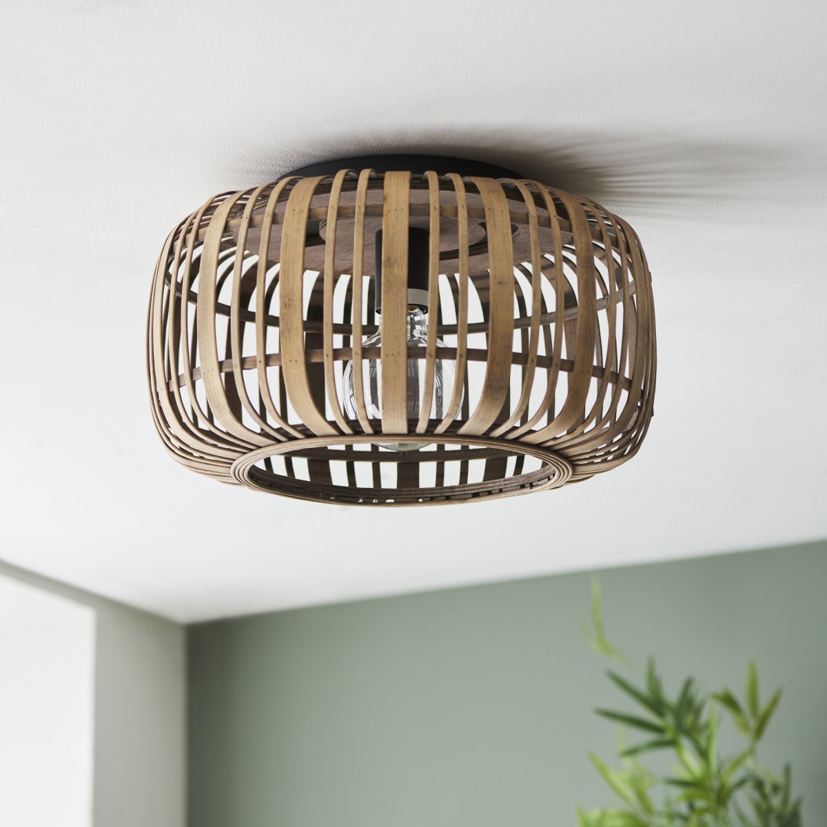Woodrow Ø32 Natuur plafondlamp Van Brilliant - De lamp geeft een warm en aangenaam licht en creëert een aangename sfeer in de kamer.