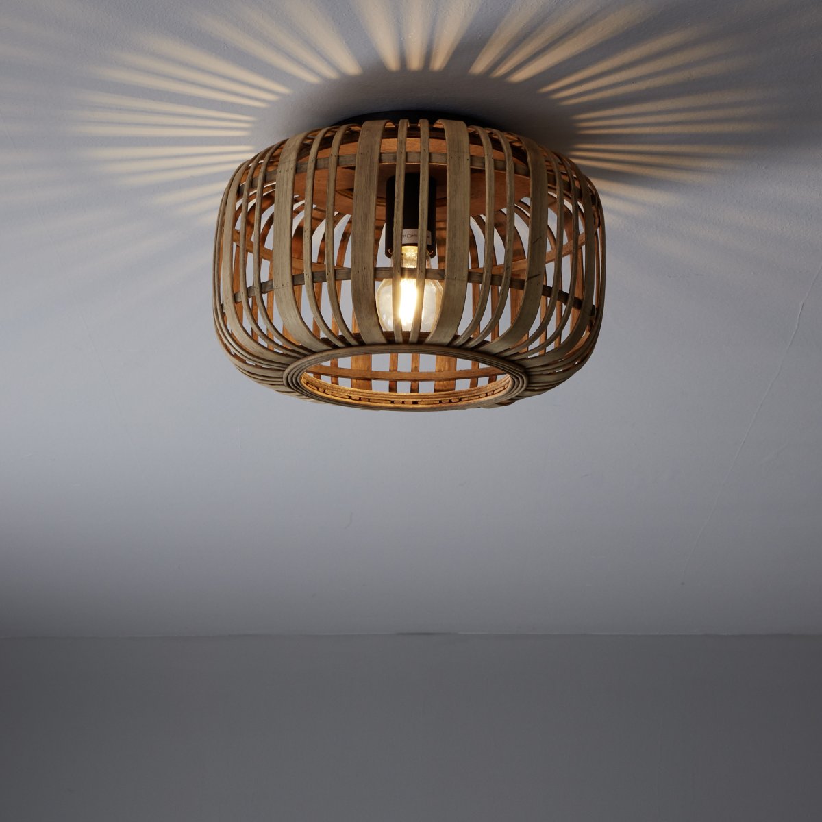 Woodrow Ø32 Natuur plafondlamp Van Brilliant - De lamp geeft een warm en aangenaam licht en creëert een aangename sfeer in de kamer.