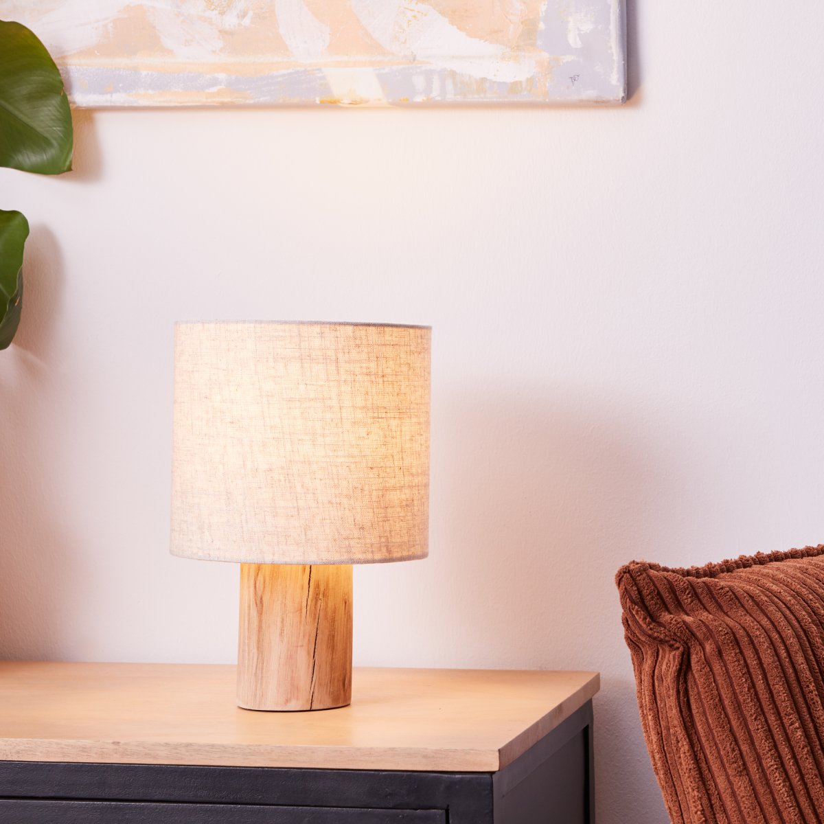 Pia 30cm Natuur tafellamp Van Brilliant - Het heeft een natuurlijk design en de basis is gemaakt van FSC-gecertificeerd hout, wat betekent dat het hout afkomstig is uit duurzame bosbouw.