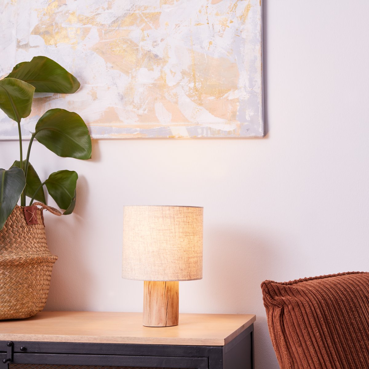 Pia 30cm Natuur tafellamp Van Brilliant - Het heeft een natuurlijk design en de basis is gemaakt van FSC-gecertificeerd hout, wat betekent dat het hout afkomstig is uit duurzame bosbouw.