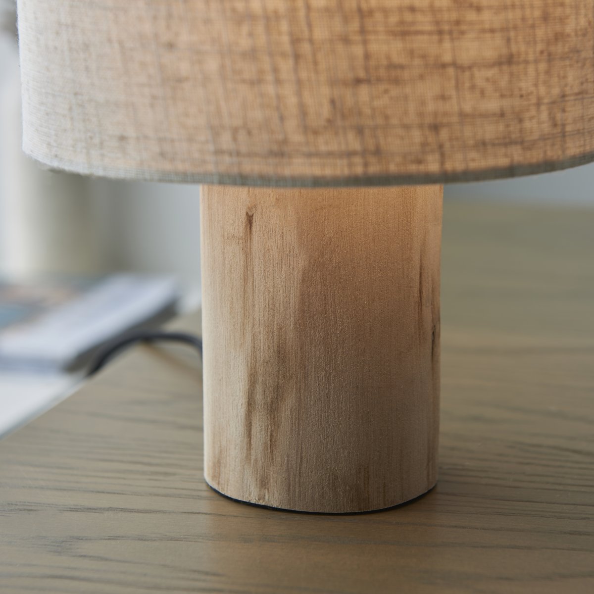 Pia 30cm Natuur tafellamp Van Brilliant - Het heeft een natuurlijk design en de basis is gemaakt van FSC-gecertificeerd hout, wat betekent dat het hout afkomstig is uit duurzame bosbouw.